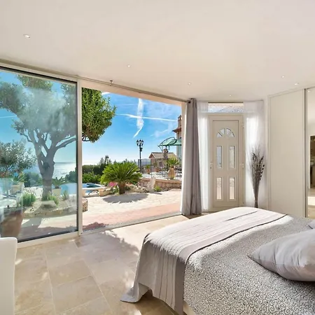 Ferienhaus Spacious Holiday With Sea-view *